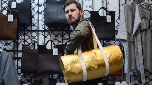 Luciela Taschen taška z Pinatexu v obchodě Luciela Taschen