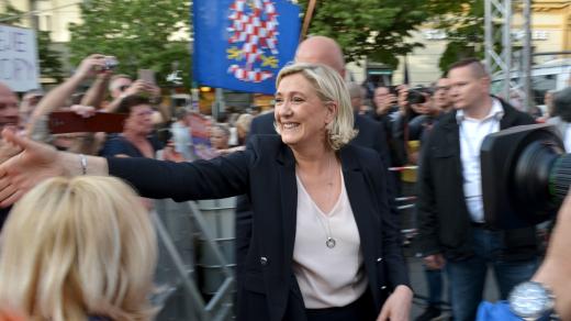 Marine Le Pennová se zdraví s příznivci SPD na demonstraci na Václavském náměstí