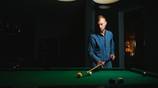 Mladý muž hraje billiard