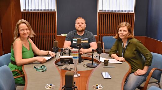 Redaktorky Iva Havlíčková (vpravo) a Romana Kubicová u Vladimíra Šmehlíka v pořadu K věci