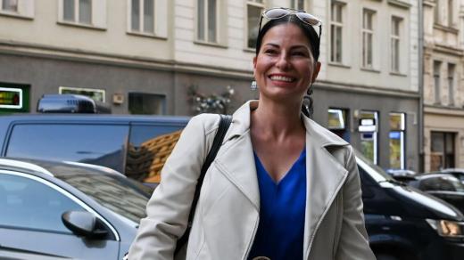 Kandidátka Zuzana Klusová dorazila do volebního štábu Pirátů