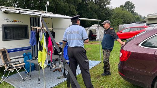 Jičínští policisté jezdí radit turistům v kempech, jak co nejlépe zabezpečit svůj majetek