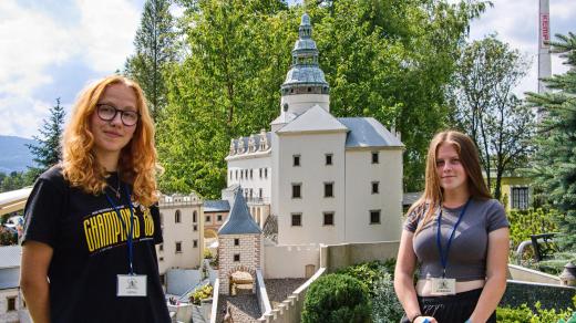Anna Vávrová a Barbora Brzoňová, dvě české průvodkyně v polském parku miniatur v Kowarech