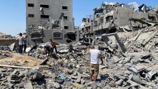 Palestinci si prohlížejí škody na budovách po izraelských náletech v Gaze