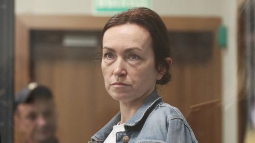 Rusko-americká novinářka Rádia Svobodná Evropa/Rádia Svoboda (RFE/RL) Alsu Kurmaševová přichází na soudní jednání v ruské Kazani 31. května 2024