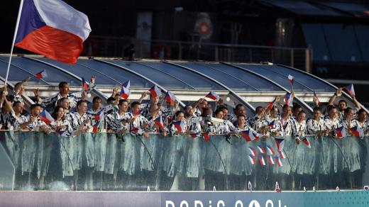 Čeští olympionici mávají vlajkami při zahájení olympiády