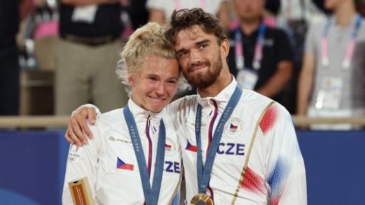 Kateřina Siniaková dala na stupni vítězů v objetí Tomáše Macháče průchod emocím