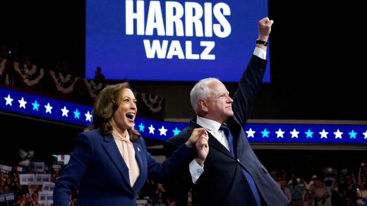 Kamala Harrisová a Tim Walz na předvolebním shromáždění ve Filadelfii