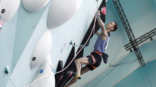 Lezec Adam Ondra při lezení na obtížnost v olympijském semifinále
