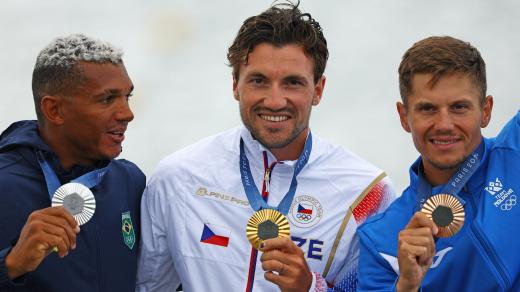 Martin Fuksa už převzal zlatou medaili