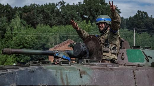 Ukrajinští vojáci jedou na bojovém vozidle pěchoty BMP-1