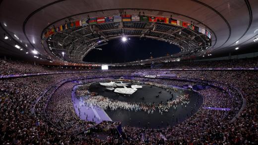 Paříž se na vyprodaném Stade de France loučí s olympijskými hrami