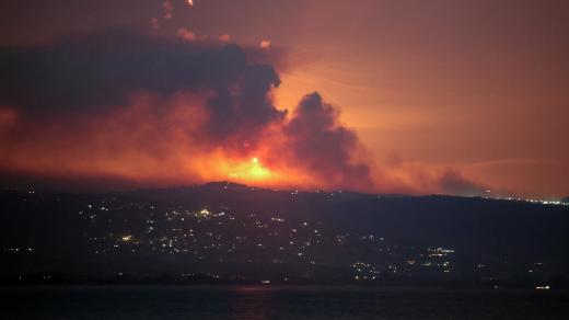 Pohled na kouř a oheň na libanonské straně hranice s Izraelem poté, co Izrael uvedl, že zaznamenal přípravu ozbrojené skupiny Hizballáh na útok na Izrael a provedl preventivní údery na cíle Hizballáhu v Libanonu