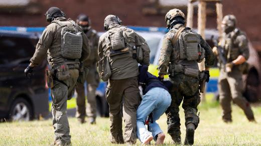 Policie eskortuje podezřelého z útoku ve městě Solingen