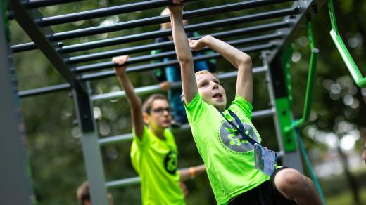 Děti si ve Sportovním parku Pardubice otestují svou sílu na workoutovém hřišti