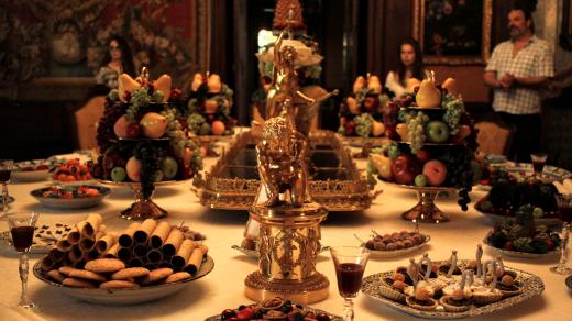 Konfigurace barokního stolu  v jídelně na zámku Konopiště