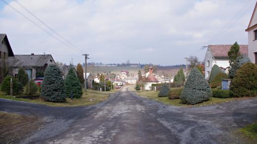 Celým Pateřínem prochází silnice s nejnižším bodem na mostku přes říčku Rachavku