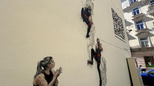 Mural je v životní velikosti, ukazuje lidem, jak náročné je to, co Aleksandra dělá