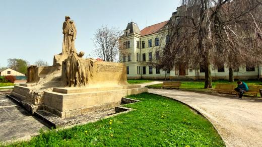 Monumentální sousoší v Hořicích podle návrhu Ladislava Šalouna je první Husův pomník v naší zemi