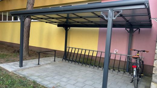 Stojany pro koloběžky budou moct od září nově využívat žáci osmi základních škol v Přerově
