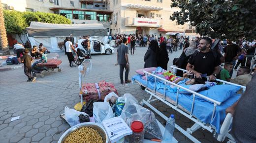 Palestinští pacienti prchají z nemocnice al-Aksá v Deir Balahu