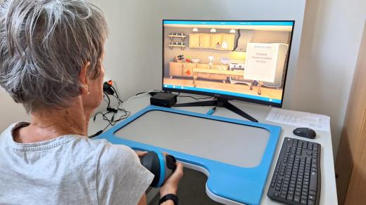 Přístroj, který pomáhá pacientům píseckém nemocnice rozhýbat ruce