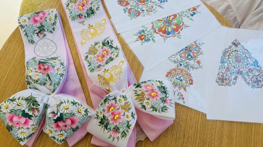 Malérečky chtějí v USA účastníky workshopů naučit malovat tradiční vzory květů a srdíček