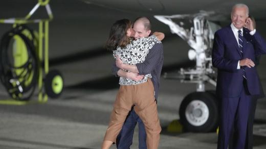 Reportér listu Wall Street Journal Evan Gerškovič se vítá se svojí matkou Ellou Milman na letecké základně v Marylandu