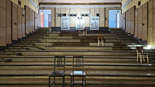 Základy synagogy stojí v Habrech od roku 1825, v 60. letech minulého století ale doznaly změn pro potřeby kina