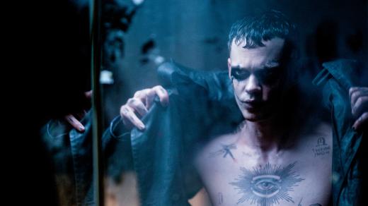 Bill Skarsgård ve snímku The Crow