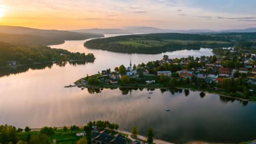 Pohled na přehradu Lipno z vyhlídky Marta