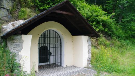 Kousek za Javorníkem při cestě na Travnou stojí přímo u cesty po staletí malá kaplička