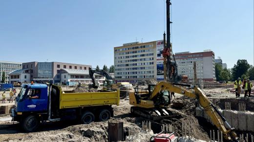 V Hradci Králové pokračují opravy křižovatky Mileta. Dělníci hloubí podchody pro chodce a cyklisty