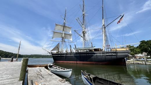 Velká černá plachetnice s třemi stěžni sloužila jako rybářská loď od roku 1841
