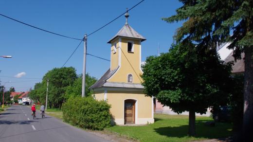 Kapli najdeme přímo u páteřní silnice obcí