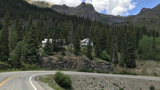 Million Dollar Highway s výhledem na další městečko duchů