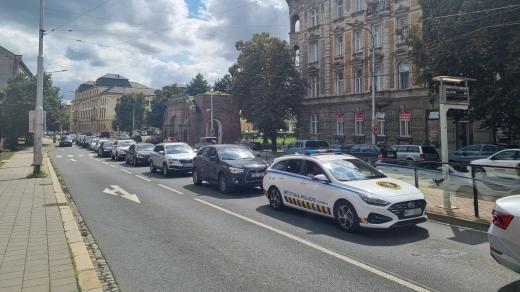 Kolona aut na třídě Svobody v Olomouci