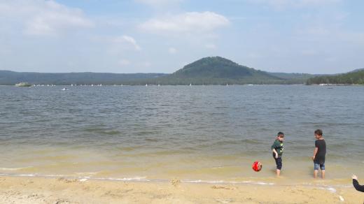 Máchovo jezero patří k oblíbeným turistickým destinacím