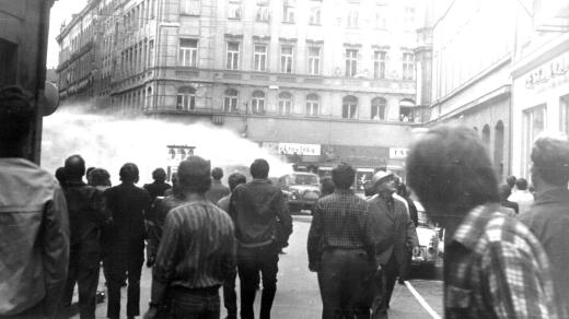 Příslušníci Veřejné bezpečnosti v okolí Orlí při zastřelení Stanislava Valehracha během demonstrací proti okupaci v Brně v roce 1969