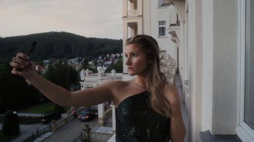 Ze snímku Šimona Holého Hello, Welcome