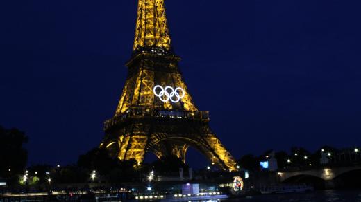 Olympijské kruhy na Eiffelově věži
