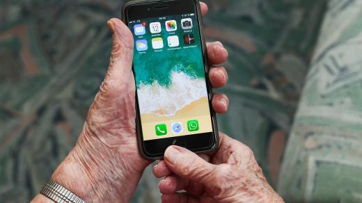 Senior a mobilní telefon (ilustrační foto)