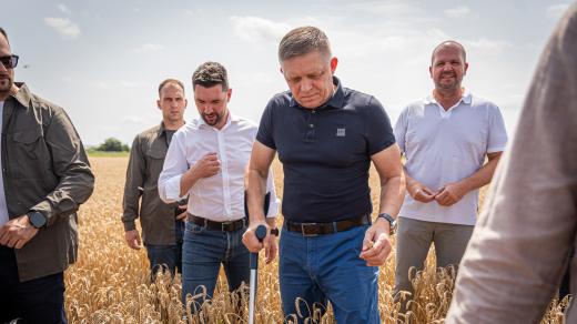 Robert Fico s ministrem zemědělství Richardem Takáčem (v bílé košili) na červencové kontrole sklizně