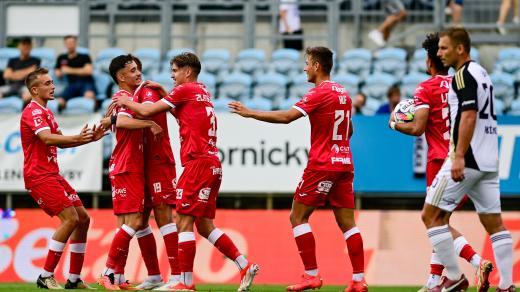 Fotbalisté Pardubic se radují z gólu v zápase proti Českým Budějovicím