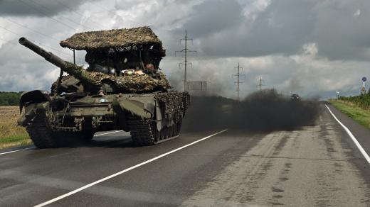 Ruský bojový tank T-72 projíždí nedaleko města Sudža