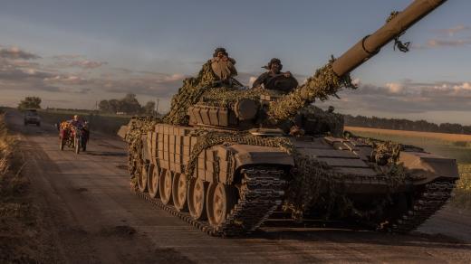 Ukrajinští vojáci na tanku T-72 v Kurské oblasti