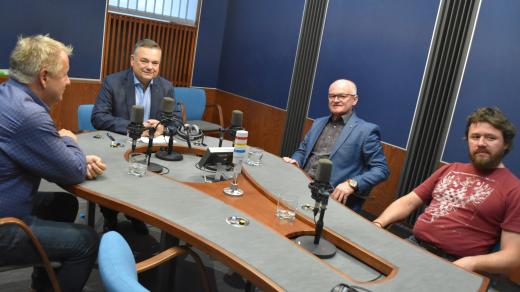Zleva: Svatopluk Němeček (SOCDEM), Petr Gawlas (ČSSD A NEZÁVISLÉ OSOBNOSTI) a Ondřej Hetmánek (Moravané). V čele stolu moderátor Richard Piskala