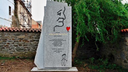 V Mokrosukách na Klatovsku odhalí pomník profesora Václava Vojty - světově uznávaného dětského neurologa. Letos by se dožil 102 let