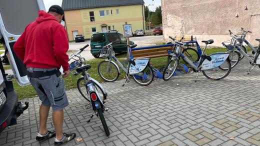 Obyvatelé Podkrkonoší mají velký zájem o sdílená kola. Počet bicyklů nestačí, města jich pořídí víc