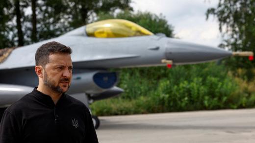 Ukrajinský prezident Zelenskyj hovoří s médii před bojovým letounem F-16 po oslavách Dne ukrajinského letectv